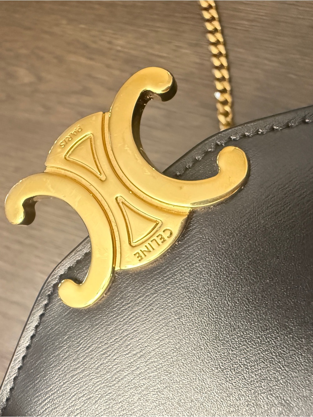 CELINE Margo Black Triomphe Leather Shoulder Bag with Gold Chain - Picture 4 of 7